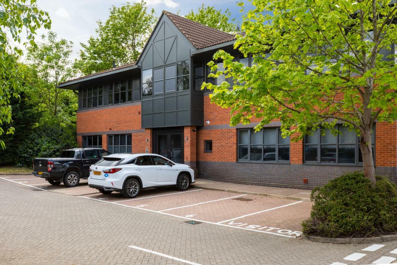 Homely - Watford Premier Apartments Экстерьер фото